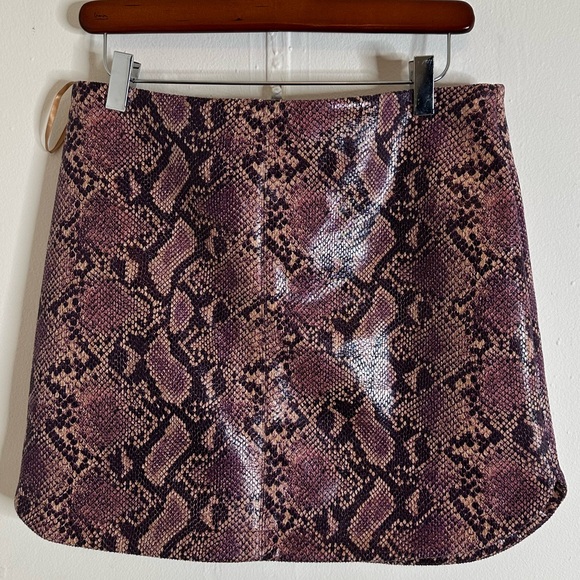victoria & sophia Dresses & Skirts - Victoria & Sophia Snakeskin Mini Skirt Size Large